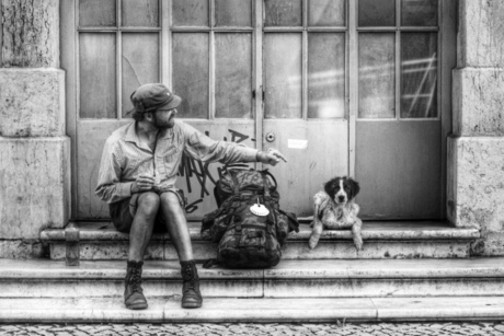 Een reiziger met hondje in Lissabon