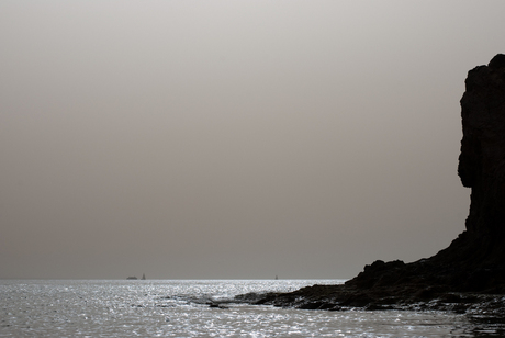 strand met tegenlicht