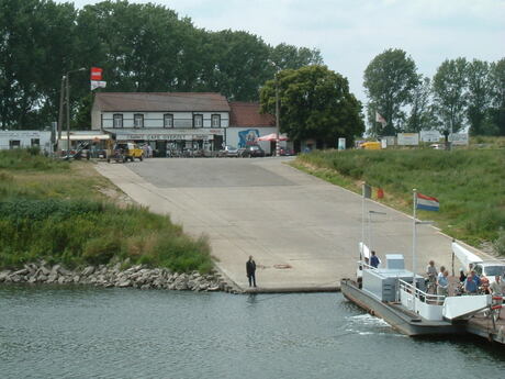 Veer bij Berg ad Maas