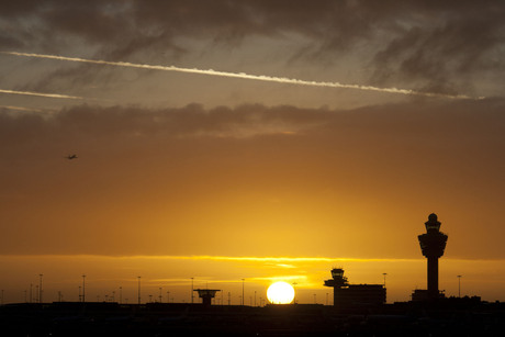 Schiphol in zonsondergang