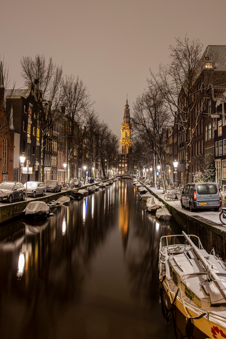 Groenburgwal en Zuiderkerktoren in de sneeuw, Amsterdam