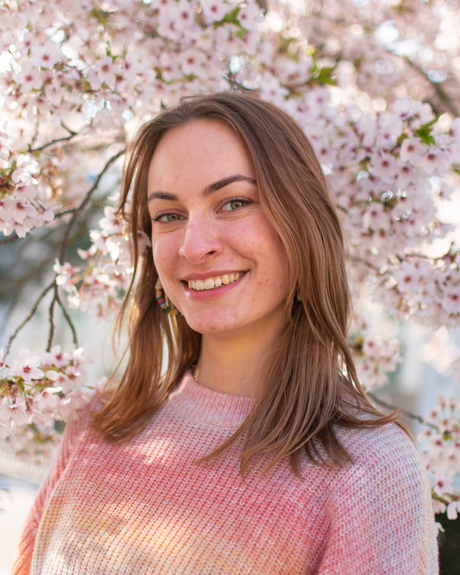 Portret met roze bloesem