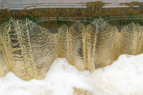 Structuren in vallend water