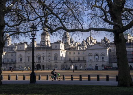 A quiet London moment — history standing still while the city keeps moving.
