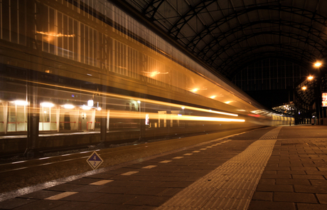 Speeding lights on an empty trainstation