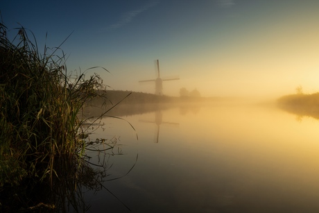 Molen in de vroege ochtendmist 