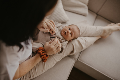 Newborn met Mama