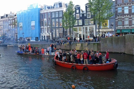 Koningsdag te water in Amsterdam