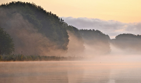Mist langs het kanaal in Leeuwarden