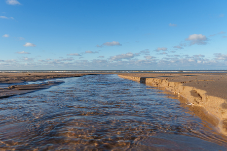 strand met teruglopend water