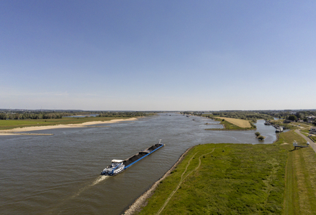 Vrachtboot op de Waal