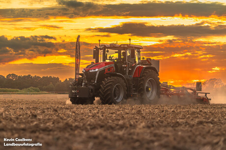 Veldwerk bij zonsondergang