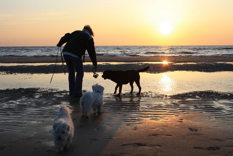 op het strand