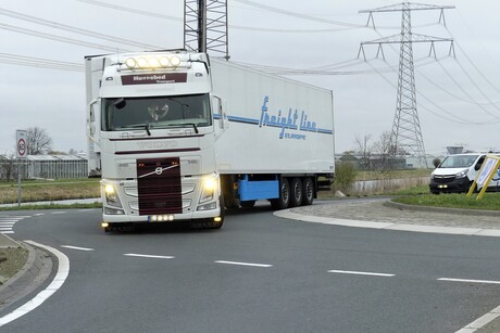 P1100604 VOLVO FH Hoekse baan 18 mrt 2020