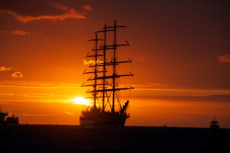 Russisch Tallship in IJmuidense zonsondergang