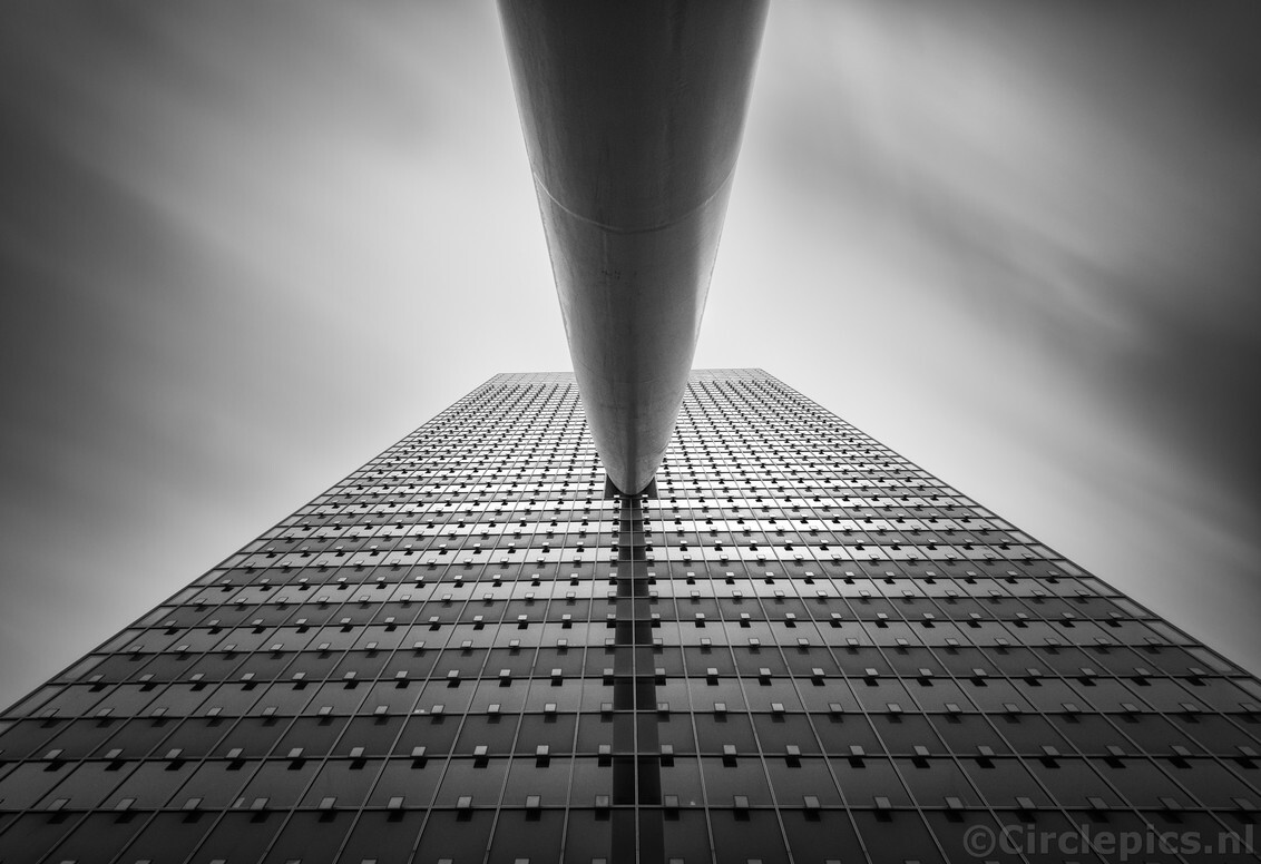 The only way is up - Lange sluitertijd (bijna 5 minuten) opname van het KPN gebouw op de Kop van Zuid in Rotterdam. - foto door weimaraan op 26-12-2017 - deze foto bevat: lucht, abstract, rotterdam, lijnen, architectuur, gebouw, stad, perspectief, zwartwit, lee, filter, kpn, grijsfilter, lange sluitertijd, Renzo Piano, bigstopper