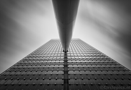 The only way is up - Lange sluitertijd (bijna 5 minuten) opname van het KPN gebouw op de Kop van Zuid in Rotterdam. - foto door weimaraan op 26-12-2017 - deze foto bevat: lucht, abstract, rotterdam, lijnen, architectuur, gebouw, stad, perspectief, zwartwit, lee, filter, kpn, grijsfilter, lange sluitertijd, Renzo Piano, bigstopper