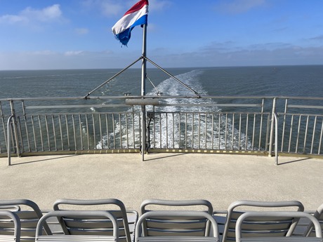 Hollandse vlag op achterkant veerboot