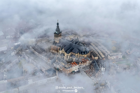 Stevenskerk verhuld in betoverende mist. |