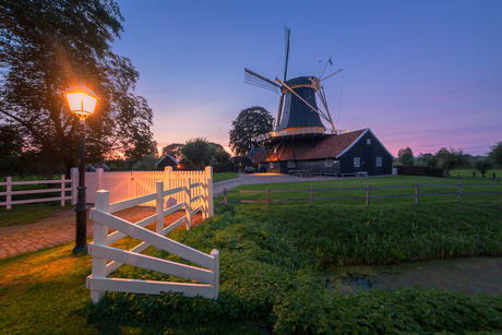 Pelmolen te Rijssen in het blauwe uurtje