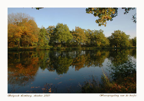 Weerspiegeling van de herfst