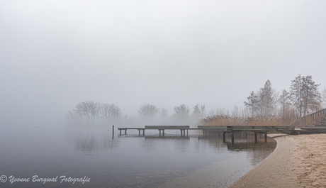 een Mistige natte ochtend bij het Almere Duin strand 