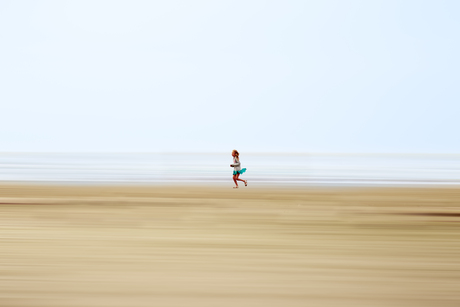 spelend meisje op het strand