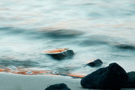 ondergaande zon in water