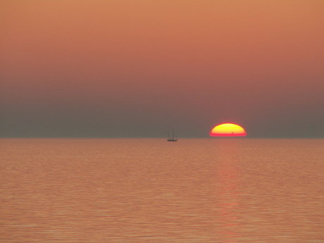 Zonsondergang boven het IJsselmeer