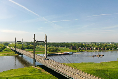 Brug over kanaal bij kampen