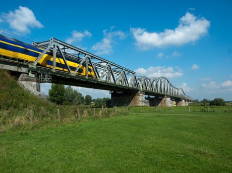 Spoorbrug over de Maas