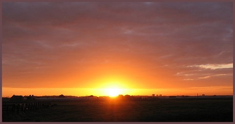 Zonsopkomst over de polder