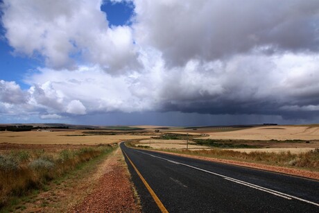 Dreigende luchten op weg naar Cape Agulhas, Zuid Afrika
