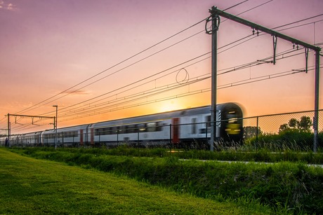 Trein in het avondlicht.