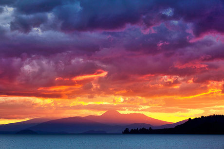 Zonsondergang over Lake Taupo, Nieuw Zeeland
