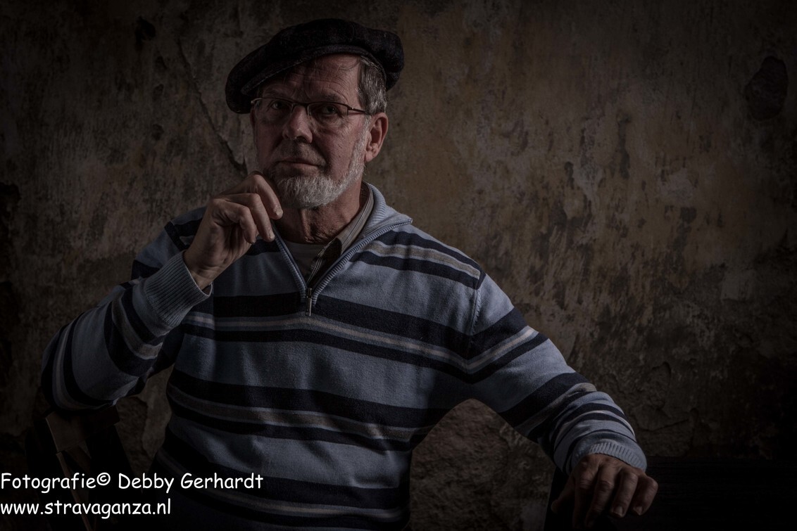 Jaap - portret van Jaap - foto door debbyvroon op 17-11-2016 - deze foto bevat: man, mensen, donker, bril, portret, schaduw, model, pet, emotie, studio, photoshop, closeup, fotoshoot, flitser, lowkey
