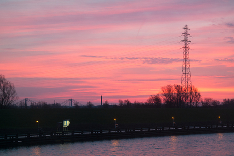 zonsopkomst aan het amsterdam rijnkanaal