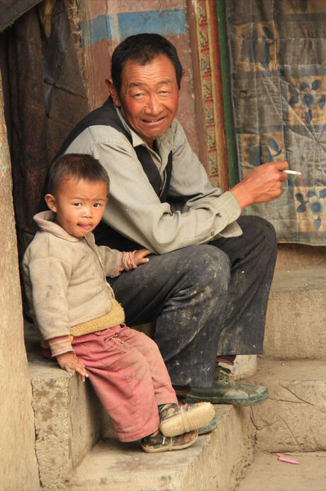 opa en kleinzoon in Tibet