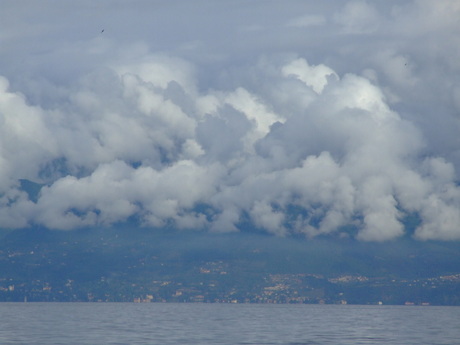 wolken aan het Gardameer