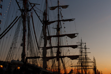 Sail: de avond kleurt mooi en de lichten maken het feestelijk