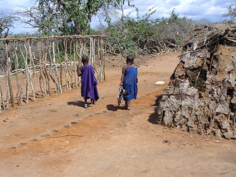 Masai kindjes op stap