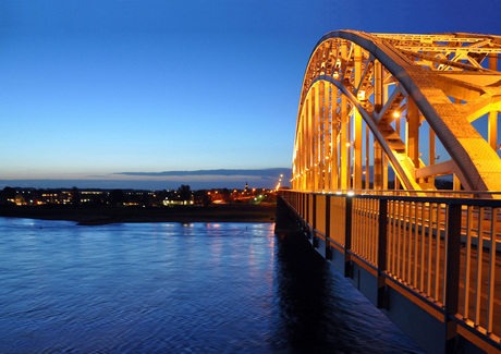 Waalbrug 's avonds laat