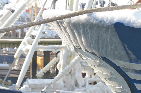 veel ijs-aanzetting op de vissersschepen