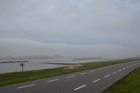Waaldijk mist wolk