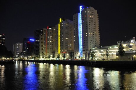 Waterspiegeling gebouw Rotterdam