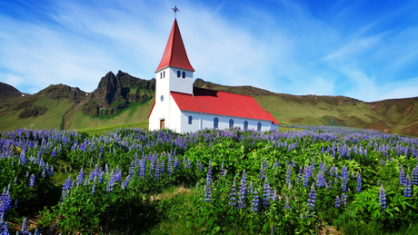 Kerkje in Vik in het zuiden van IJsland