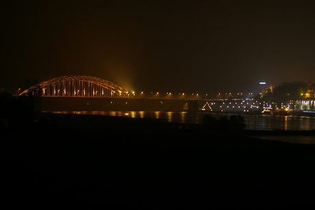 waalbrug bij nacht