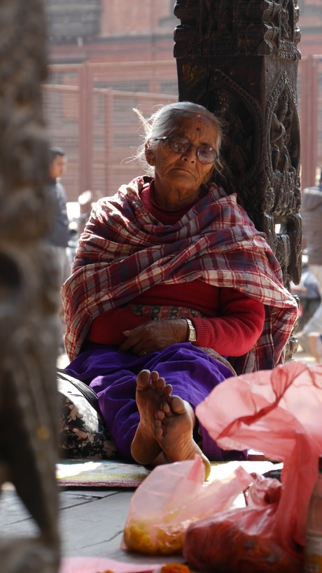 Nepal- 'Vrouw zoekt koelte in de schaduw'
