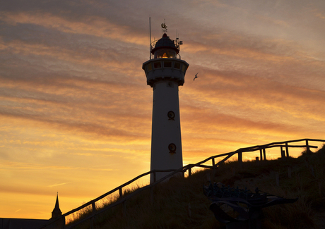 vuurtoren in de opkomende zon