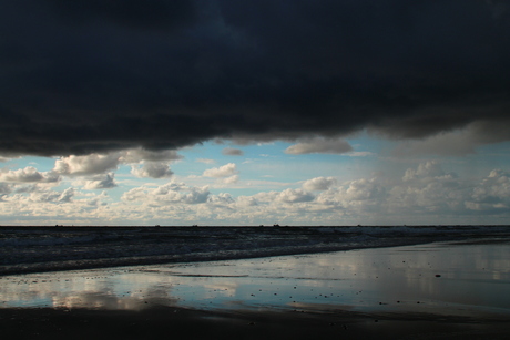 strand julianadorp even een buitje voor het stof